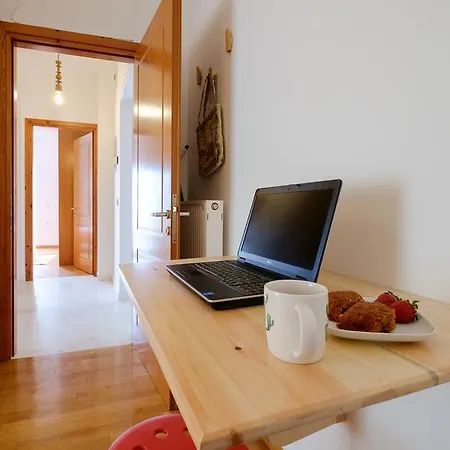 Chic & Cozy Vibrant Flat *