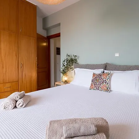 Chic & Cozy Vibrant Flat *