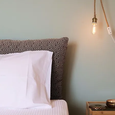Chic & Cozy Vibrant Flat *