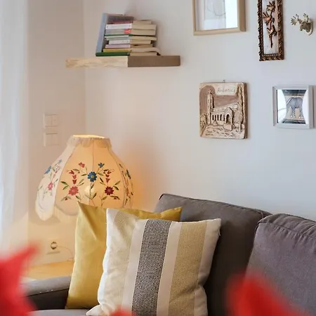 Chic & Cozy Vibrant Flat Hanya