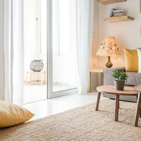 Chic & Cozy Vibrant Flat Hanya