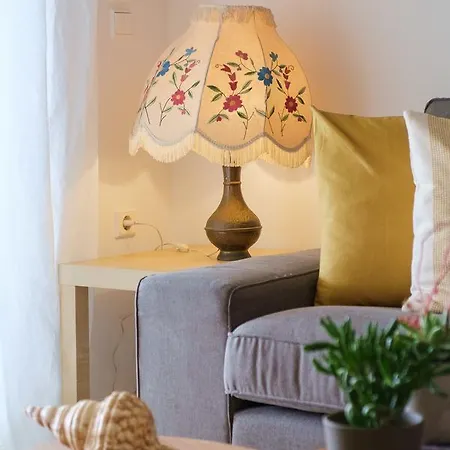 Chic & Cozy Vibrant Flat *